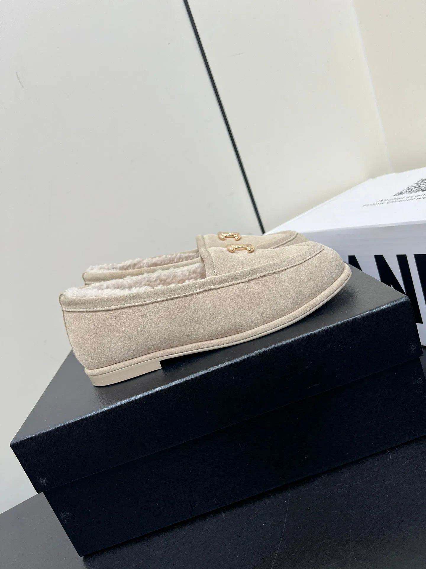 LOAFER IN BEIGE SUEDE AND SOLF FLEECE LINING